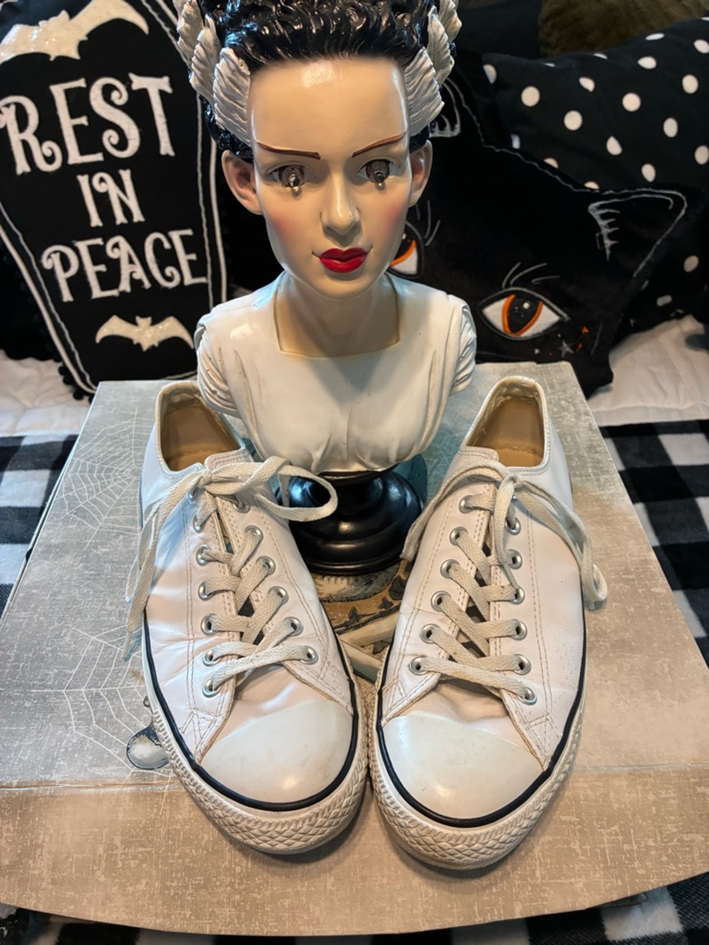 Men’s White Smooth Leather Low-Top Converse Sneakers size 9.5